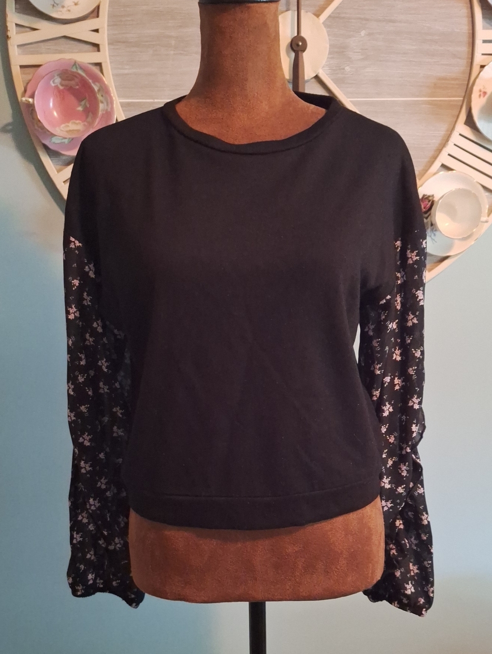 Crop Top W/ Mesh Floral Sleeves